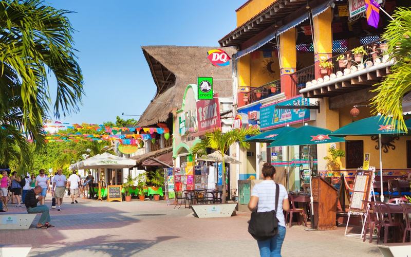 Compras en la Quinta Avenida de Playa del Carmen: Destacados destinos