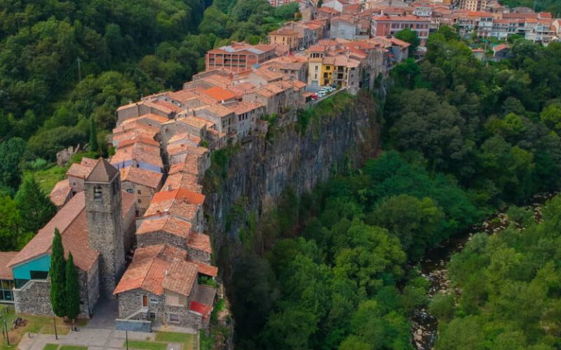 Castellfollit de la Roca: El pueblo diminuto más fotografiado de España