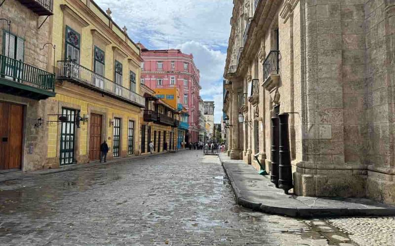 Lugares turísticos en La Habana: Encanto colonial y ritmo caribeño