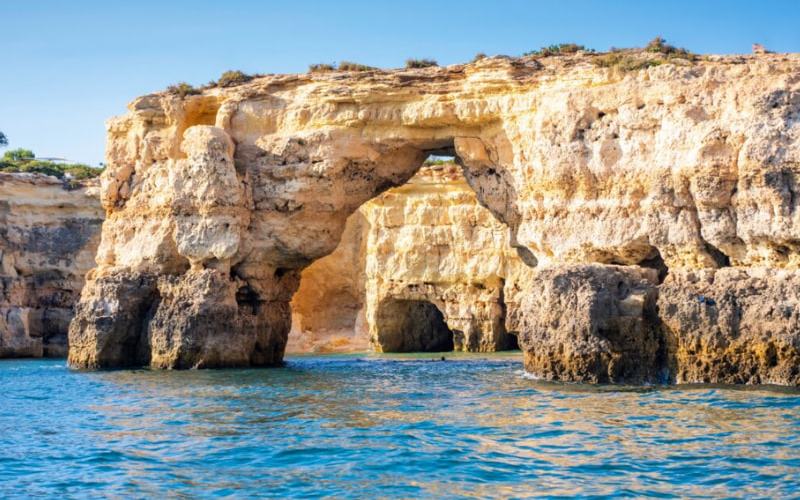 Motivos para visitar las impresionantes cuevas de Benagil en Portugal