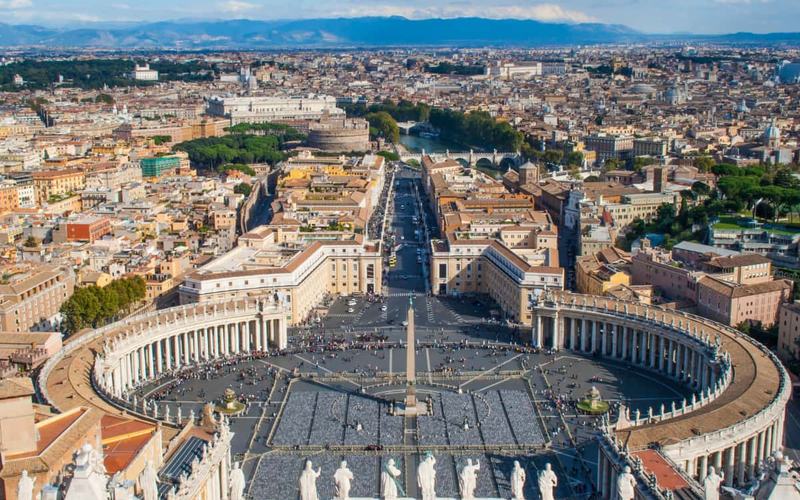 Piazza San Pietro: El corazón monumental del Vaticano
