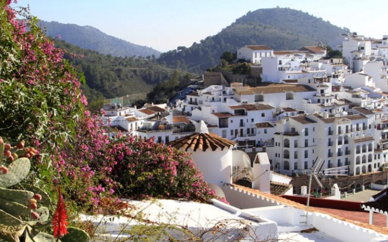 Pintorescos Pueblos blancos de montaña en España para visitar