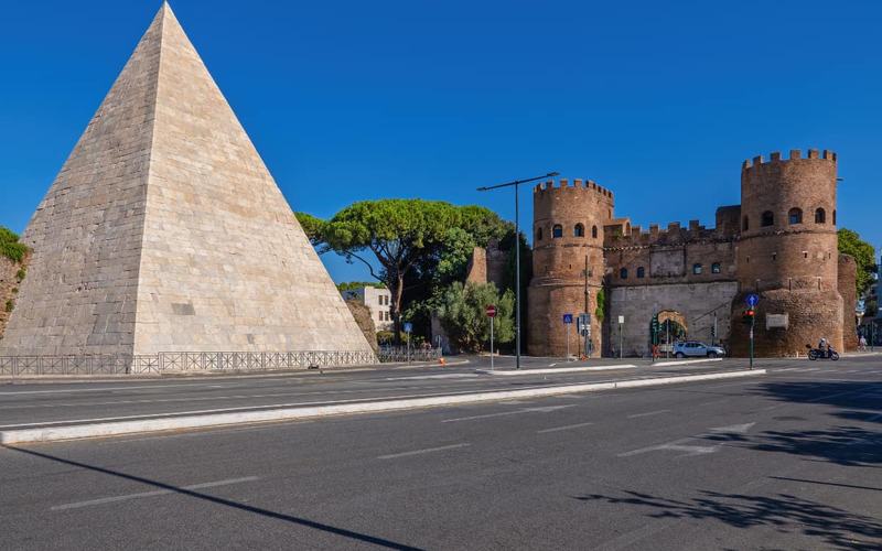 Pirámide de Cestio: Un mausoleo al modo egipcio en Roma