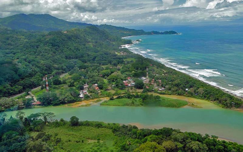 8 Razones para Visitar Dominical en Costa Rica