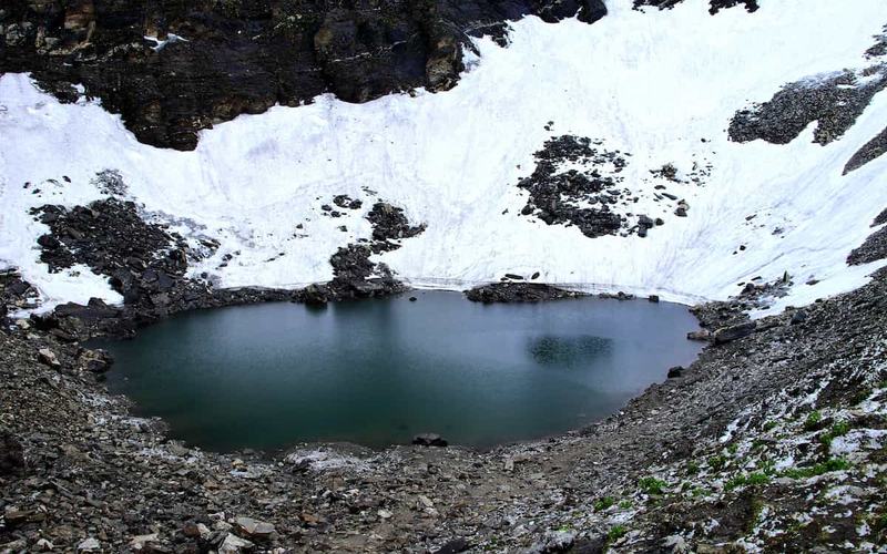 Visita el lago Roopkund en India, el misterioso lago de los esqueletos