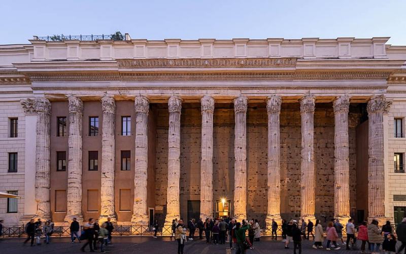 Templo de Adriano: Homenaje arquitectónico al emperador romano