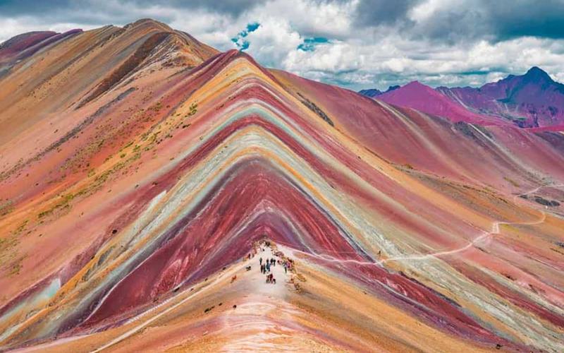 Visita la Espectacular Montaña del Arco Iris en Perú
