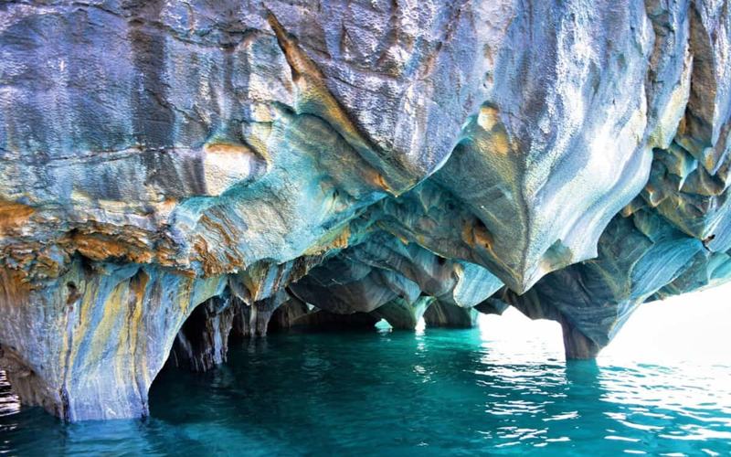 Visita las increíbles cuevas que cambian de color en Chile