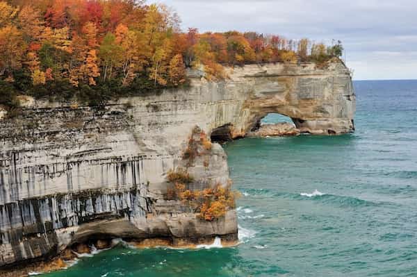 A orillas del lago nacional Pictured Rocks-Otoño en Michigan