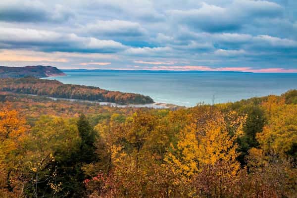 A orillas del lago nacional Sleeping Bear Dunes-Otoño en Michigan