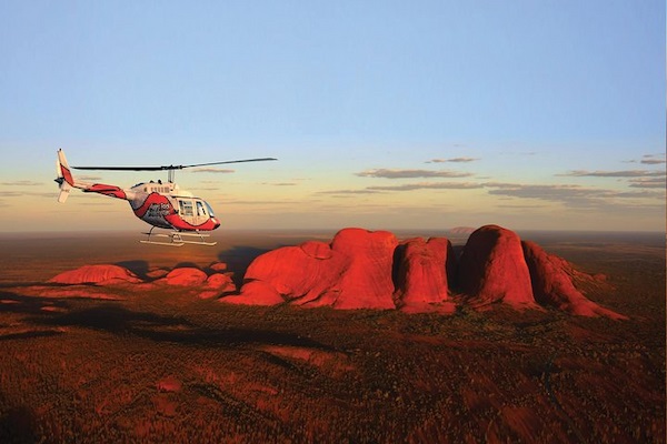 A vista de pájaro maneras de explorar Uluru 5