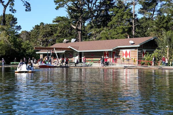 Alquile un barco a pedales en el lago Stow