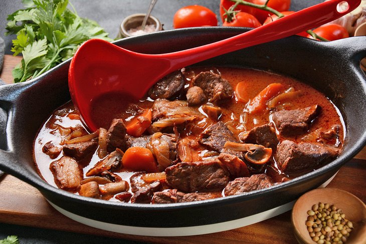 Descubra los secretos de la cocina francesa clásica en Borgoña mediante clases de cocina especializadas.