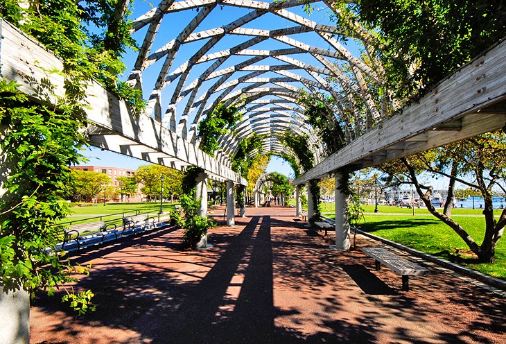 Boston HarborWalk y el parque costero Christopher Columbus