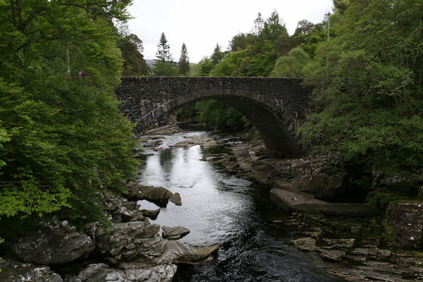 Camina por el sendero de 360° del lago Ness