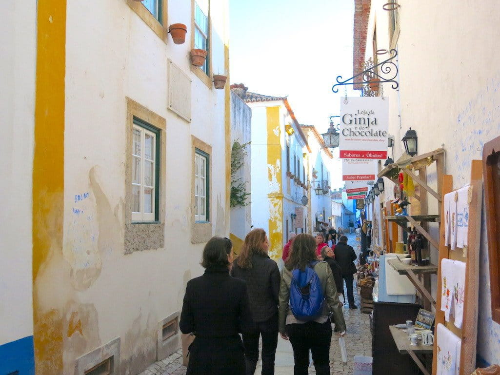 Camina por las calles empedradas de la ciudad