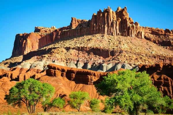 Camina por un arrecife en el desierto