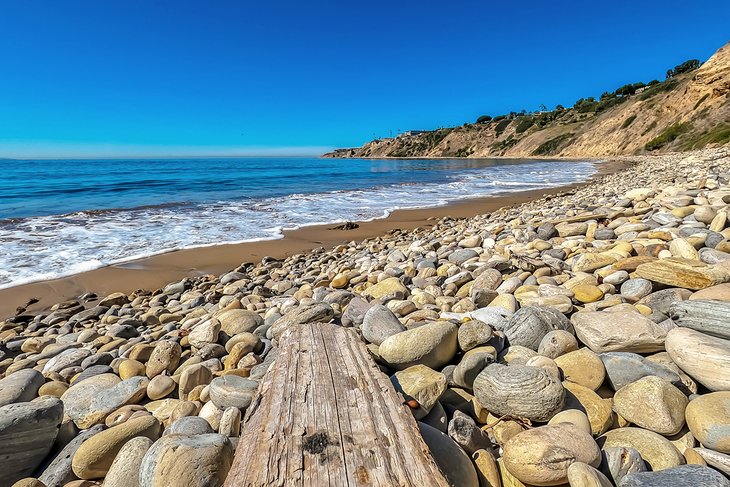 Caminata hasta una playa escondida de arena negra