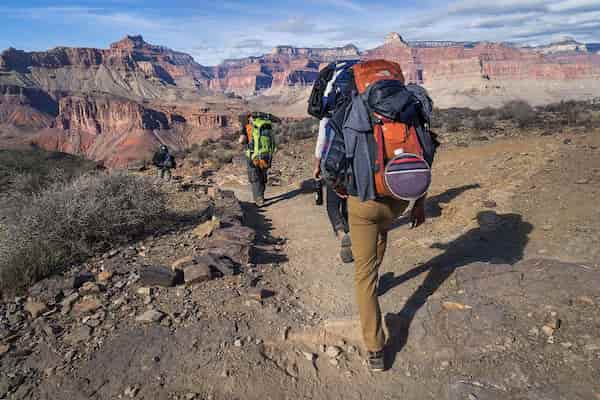 Caminata por debajo del borde