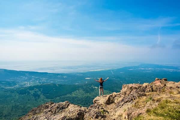 Caminata por el sendero de Flattop Mountain