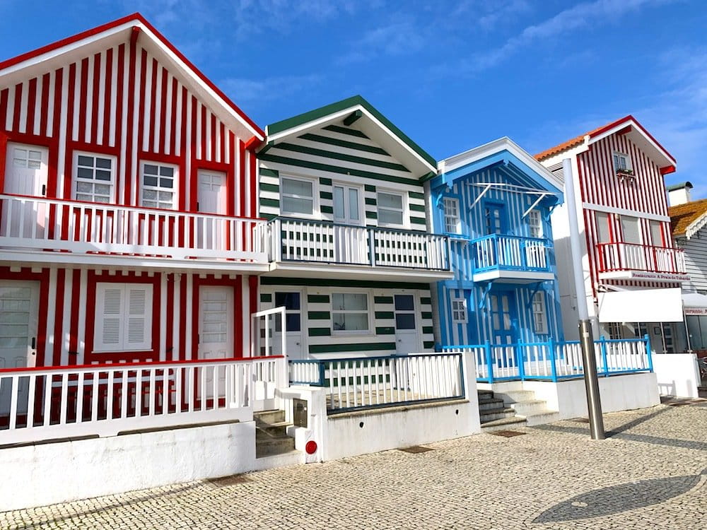 Aveiro un destino imprescindible para conocer _ Casa coloridas en Costa Nova