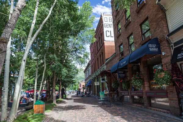 Cene fuera del centro-Explorar Aspen en el verano