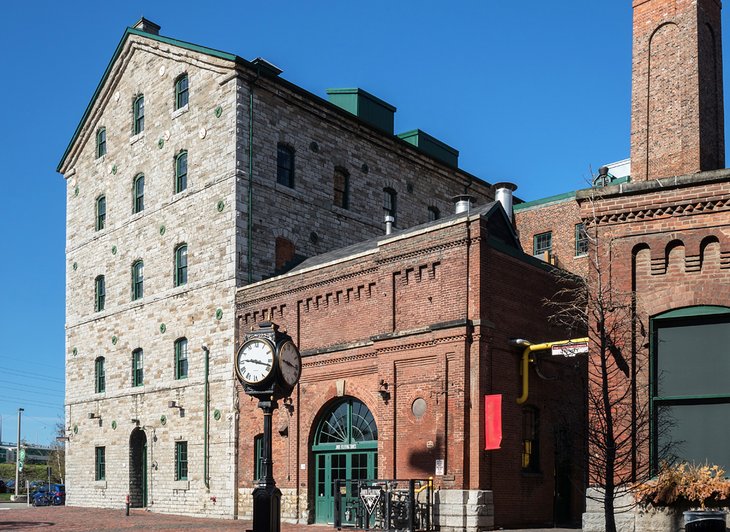 Cene y compre en el Distillery District
