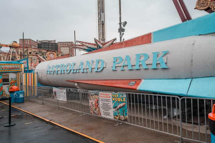 Cohete del parque Astroland en el parque Denos Wonder Wheel