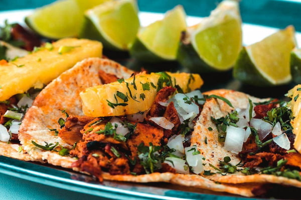 Comida local en un entorno histórico 3