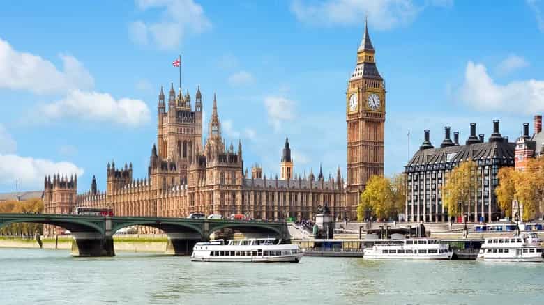 Contempla la ciudad desde el río Támesis