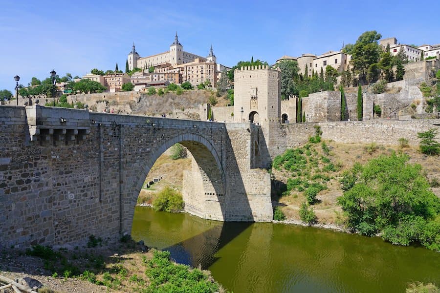 Cruzar el Puente Romano