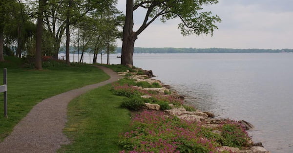 Da un paseo por el sendero de la orilla de Lake Shore Path
