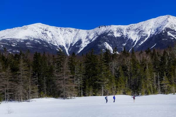 Del lago solitario a la montaña Cannon-caminar con raquetas de nieve en New Hampshire