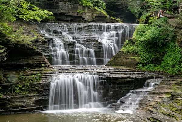 Desfiladero de Buttermilk Falls y Rim Trail Loop-Caminatas en Finger Lake