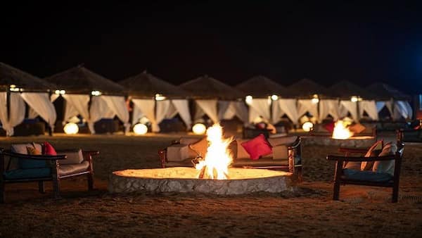 Diferentes paquetes ofrecidos por Regency Sealine Camp