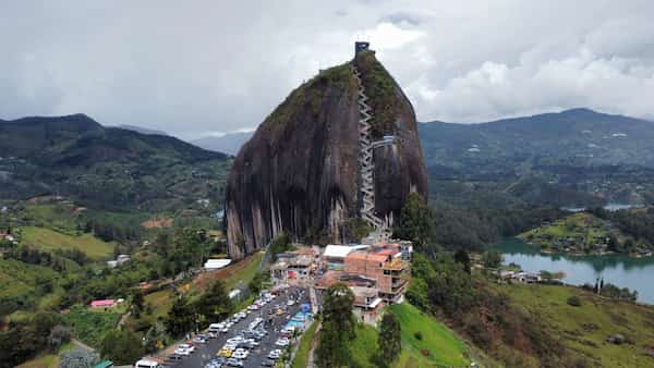 Disfruta de impresionantes vistas desde El Peñol de Guatapé
