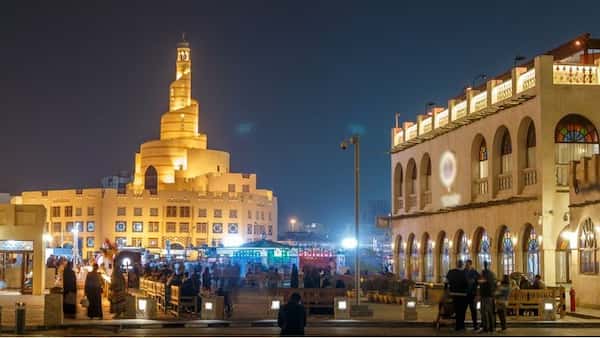 Disfruta de la vida en la calle cuando se pone el sol en Souq Waqif-Sitios Nocturnos en Doha