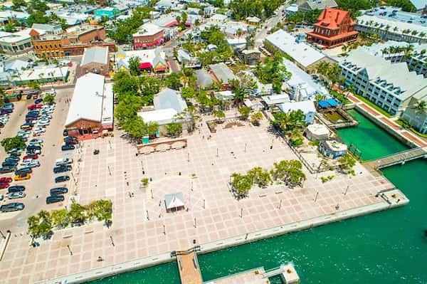 Disfruta del atardecer en Mallory Square