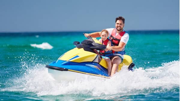 Disfruta del esquí acuático en las cálidas aguas