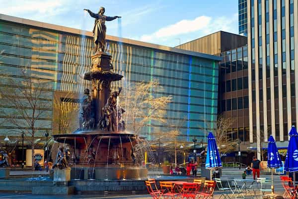 Echa un vistazo a lo que está pasando en Fountain Square 