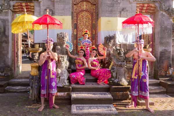 El ballet Ramayana se presenta en los terrenos del palacio todas las noches