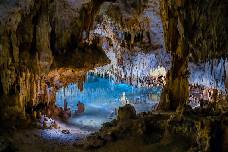 El terreno de la cueva es áspero y desigual