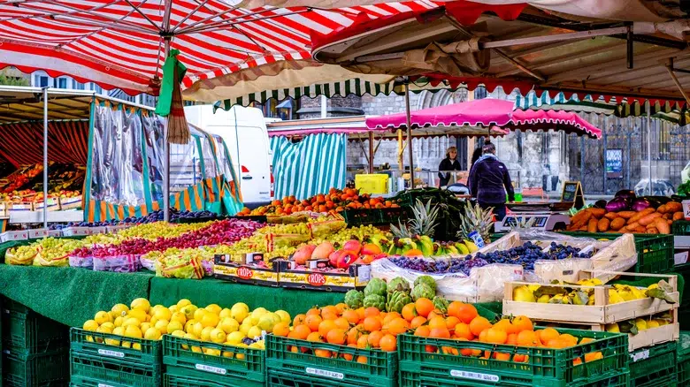 Encuentre alimentos frescos en el mercado de agricultores