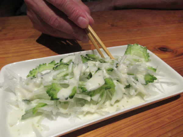Ensalada Goya platos para probar en Okinawa en Japón 4