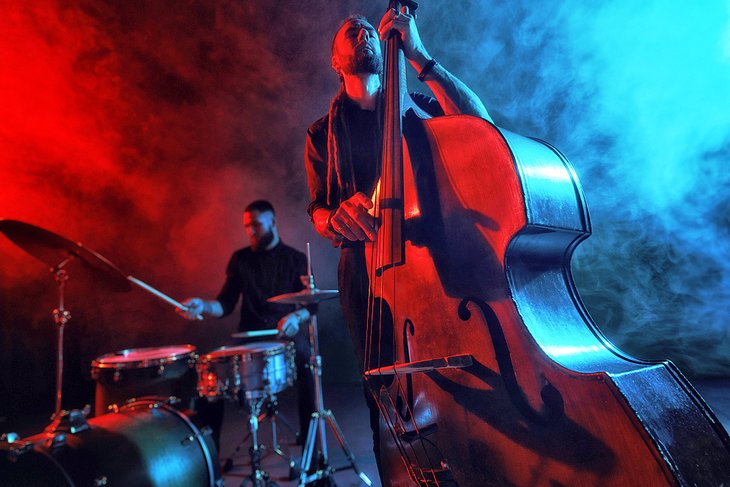 Escuche música jazz en un club de París