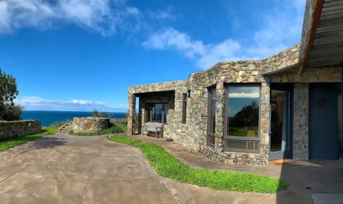 Espectacular cabaña de piedra con vista al mar