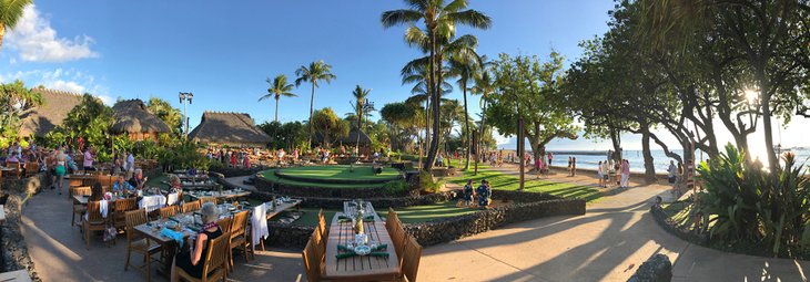 Experimente un luau hawaiano tradicional en Lahaina