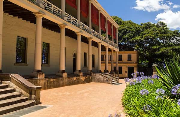 Conoce Macquarie Street y la Biblioteca Estatal de Nueva Gales del Sur
