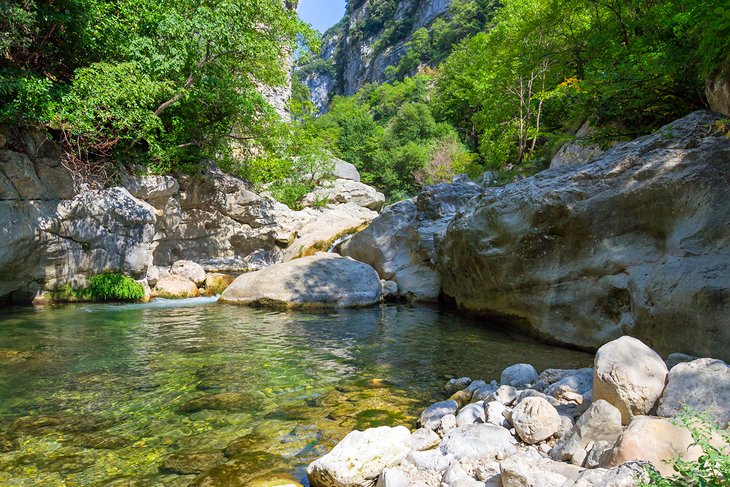 Gorges du Loup paisajes magníficos y pueblos en las cimas de las colinas