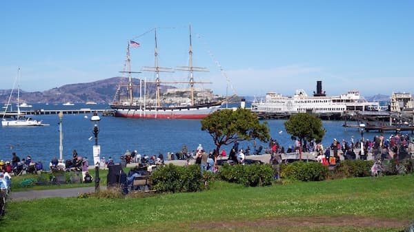 Historia, barcos, nadadores y oportunidades para tomar fotografías